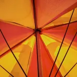 Parasol ogrodowy na balkonie w bloku