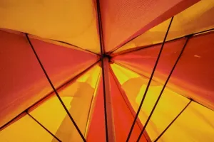 Parasol ogrodowy na balkonie w bloku